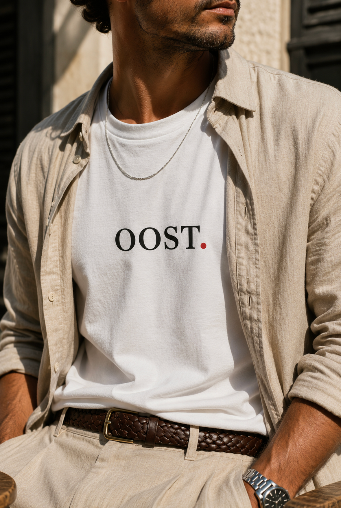 Unisex T-shirt met OOST opdruk in zwart, rode stip Wear Your City Amsterdam