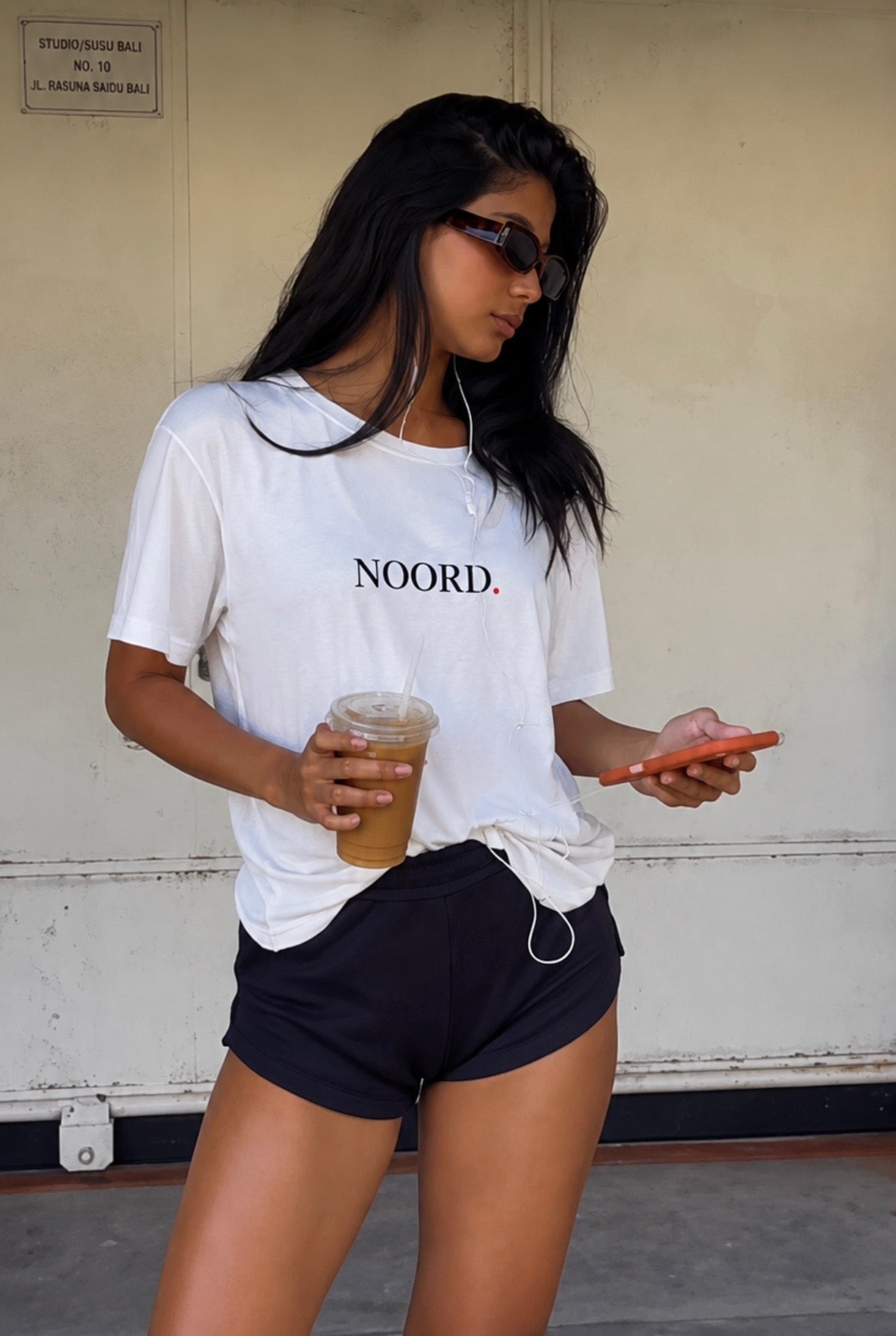 Unisex T-shirt met noord opdruk in zwart, rode stip Wear Your City Amsterdam